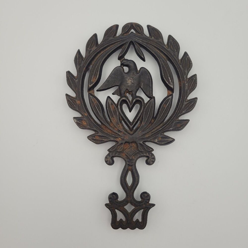 Vintage Griswold Cast Iron Trivet #1905 Eagle Heart Wreath 8.5" Rustic Americana